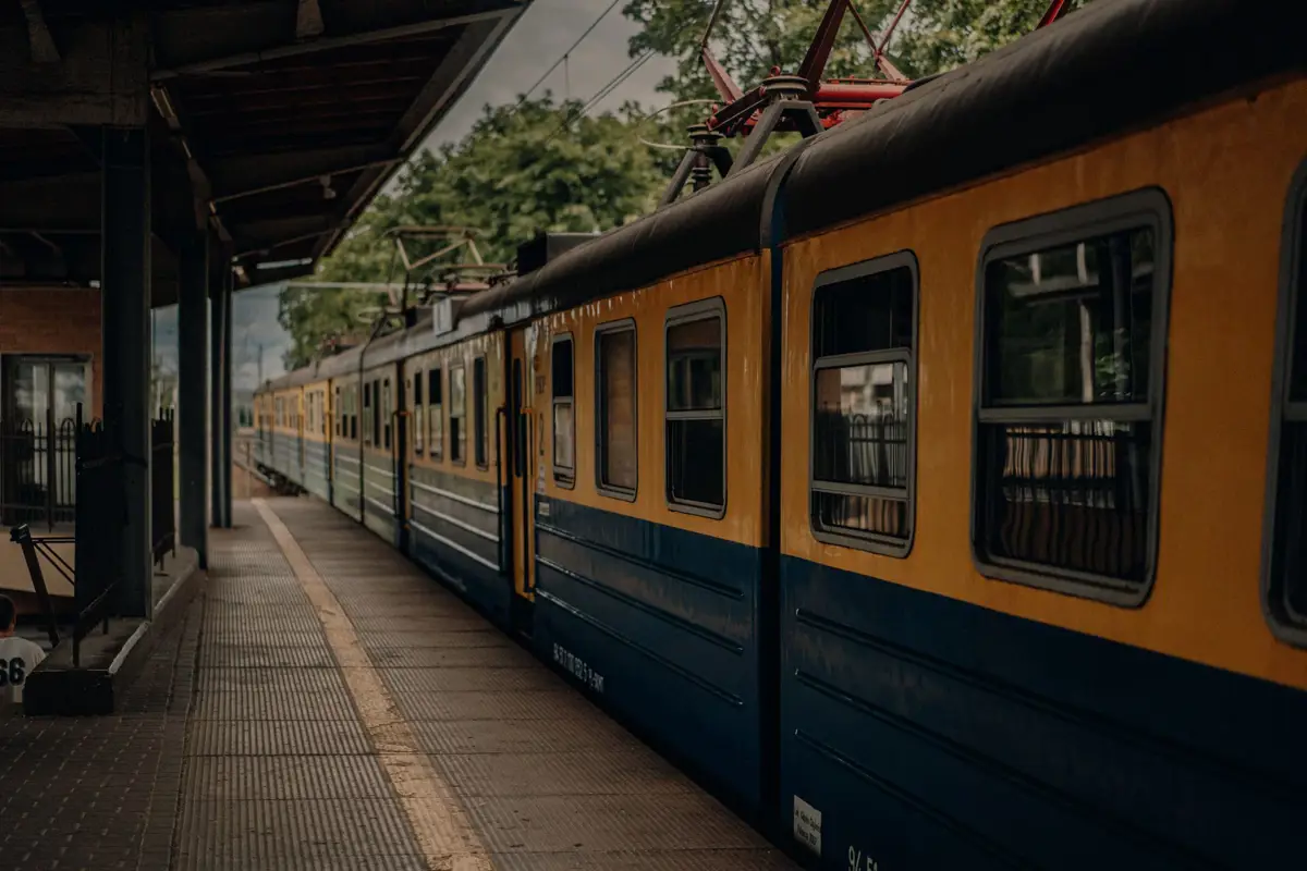 Fas'ta sarı-mavi renkli tren istasyonunda platform manzarası
