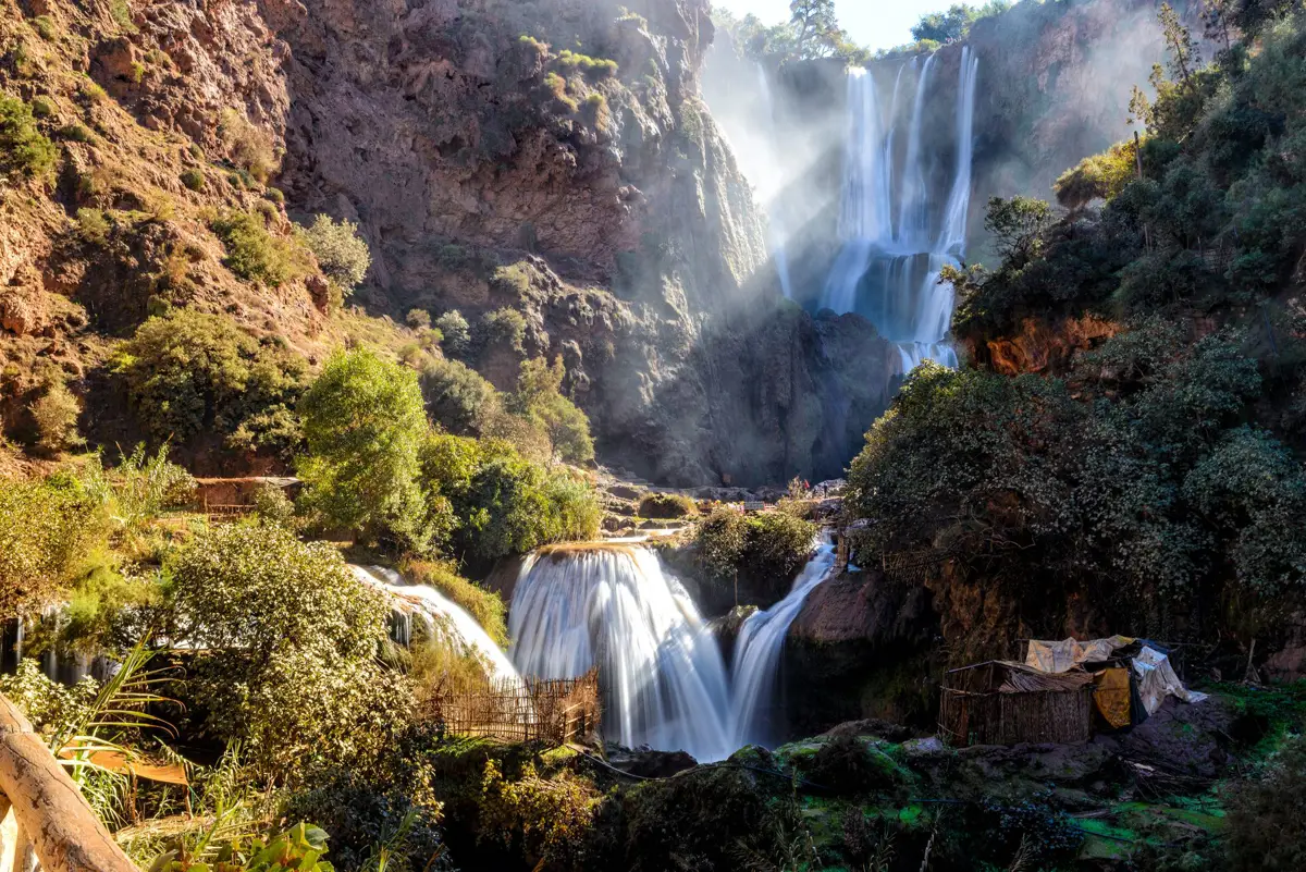 Ouzoud Şelaleleri, Fas - kademeli akan su ve yeşil kanyon manzarası