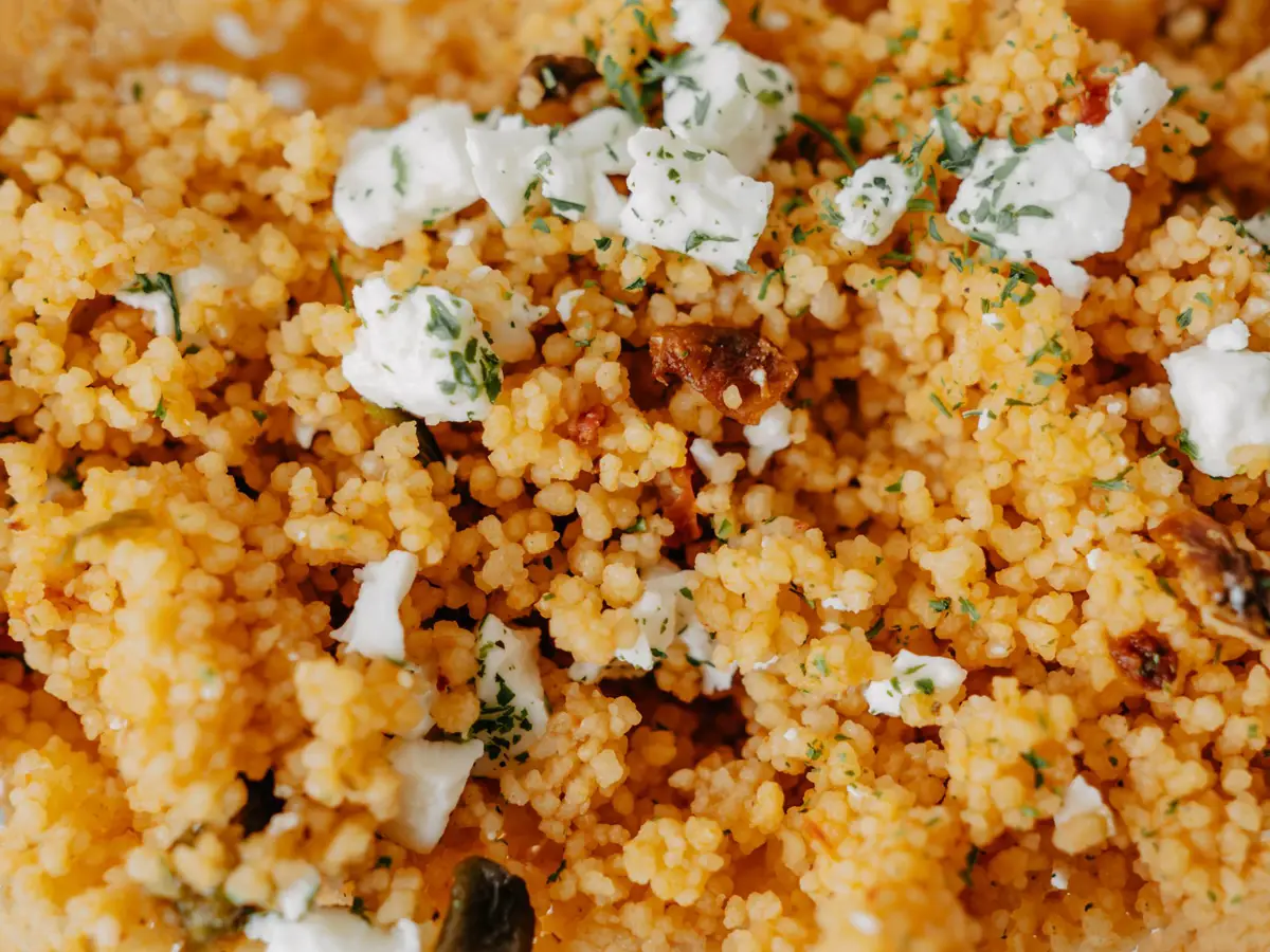 Fas mutfağından couscous pilavı, yoğurt ve yeşil baharat ile
