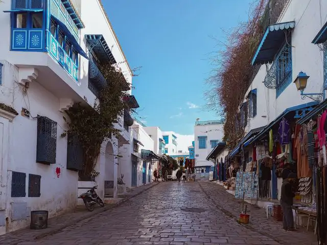 Fas'ın beyaz evleri ve mavi detaylarıyla ünlü Essaouira şehrinin dar sokakları