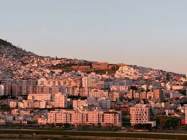 Şafşavan şehrinin tepelerinde sıralanan pembe binalı panoramik manzarası, Fas