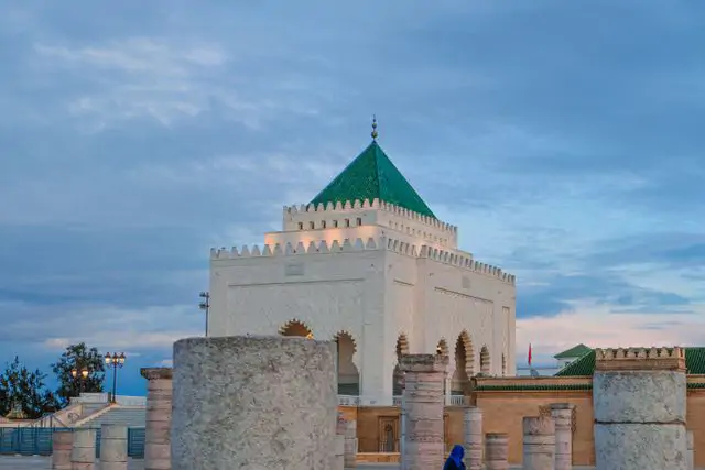 Fas'ın Fes şehrindeki Mausoleum of Moulay Ismail anıtı, yeşil çatısı ve beyaz taş mimarisi ile