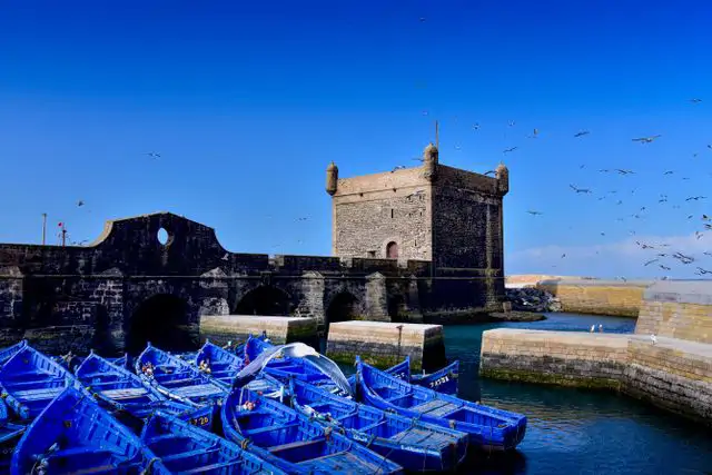 Essaouira Limanı mavi tekneler Fas kıyısı