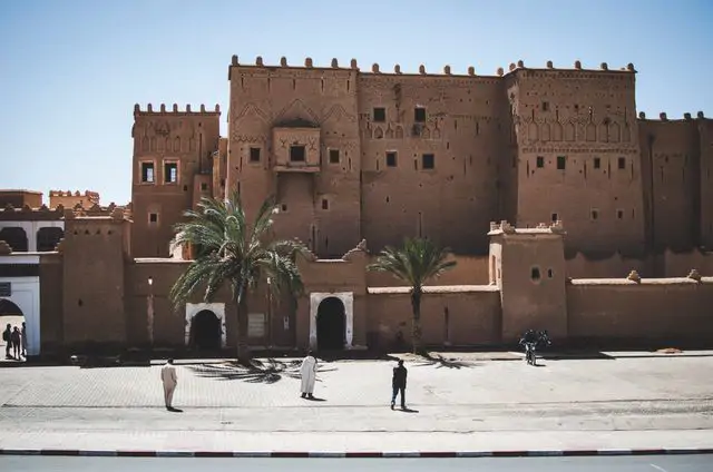 Ait Ben Haddou kşrı, Fas'ta tarihi adobe kasbası ve palmiye ağaçları