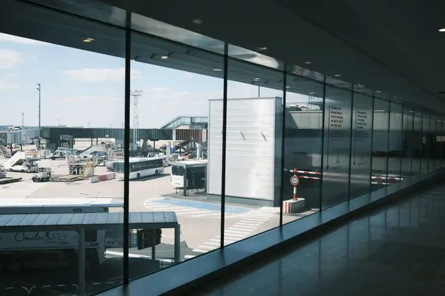 Havalimanı terminal binasından şehir manzarası ve inşaat sahaları görünümü