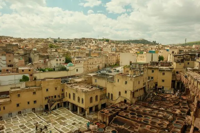 Fes'in tarihi medina bölgesinde deri tabakhaneleri ve sarı binaların yer aldığı genel görünüm