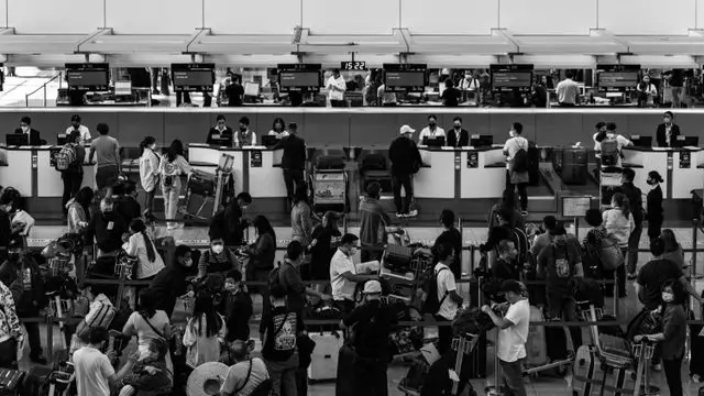 Fas'ta kalabalık havaalanı terminali, yolcular bagaj kontrolü ve gişelerde sıraya bekliyor