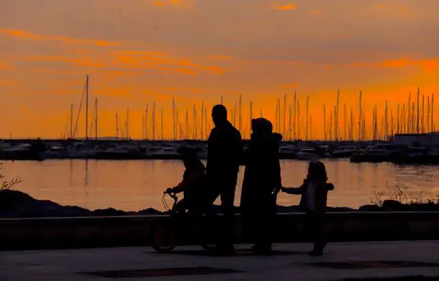 Günbatımında aile ile marinada yelkenliler ve tekneler, Fas kıyısı