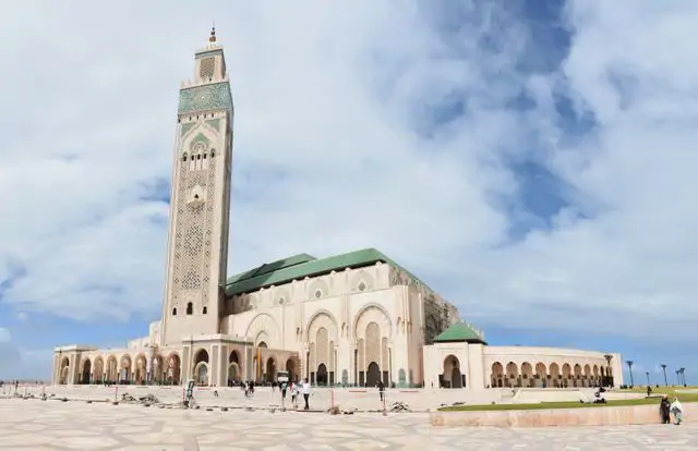 Hassan II Camii, Casablanca, Fas - minaresi ve avlusu